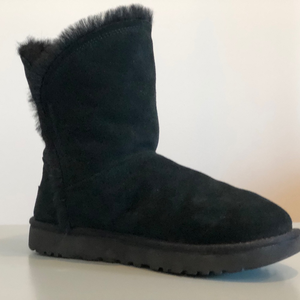 UGG Women’s Classic Short Fluff High-Low Black Boots size 10